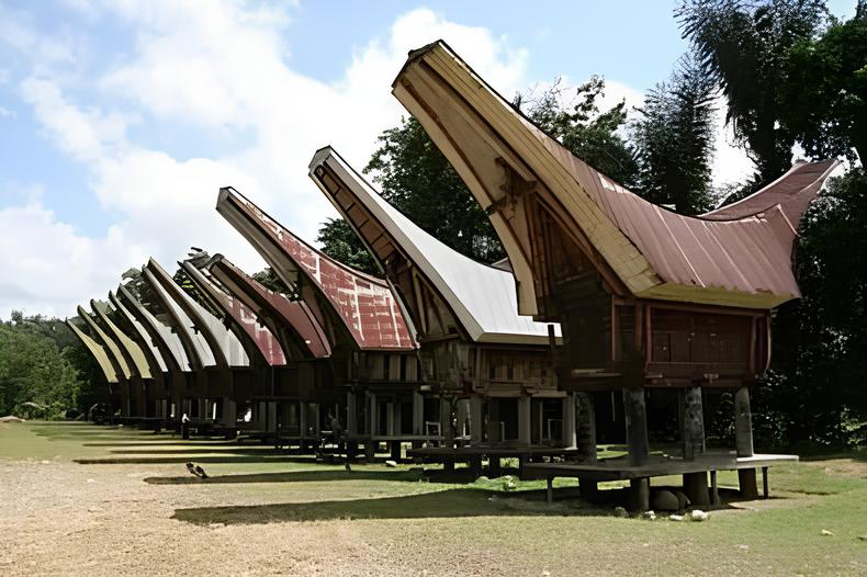 Foto rumah adat Tongkonan dari Toraja, Sulawesi Selatan