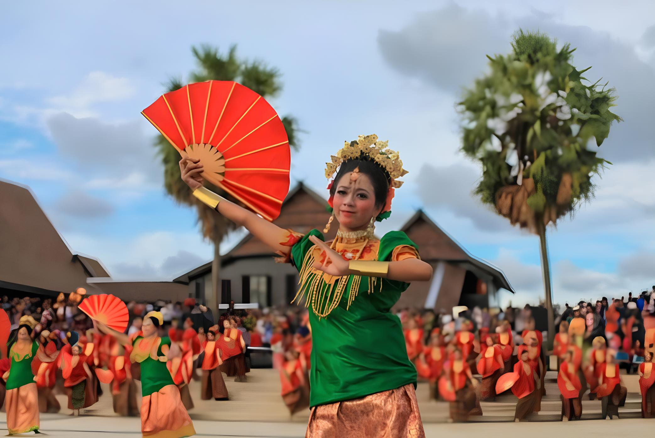 Foto tari tradisional kipas dari Sulawesi