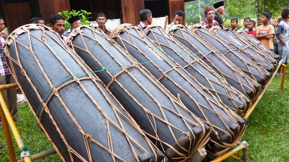 Foto Alat musik Gordang Sambilan dari Sumatera